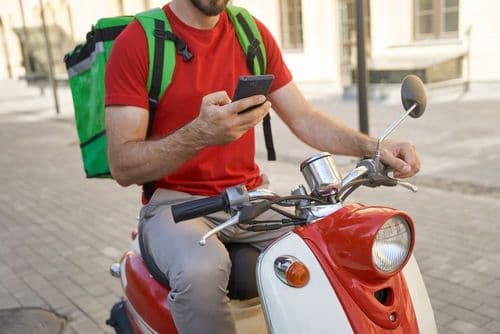 Livreur Uber Eats en scooter