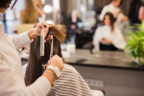 Devenir coiffeur à domicile en auto entrepreneur
